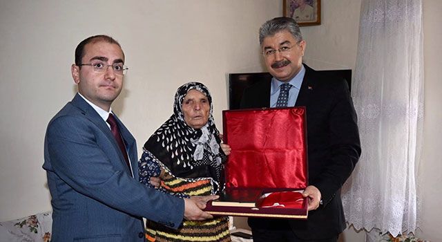 Osmaniye Valisi Erdinç Yılmaz, şehit ailesini evinde ziyaret etti