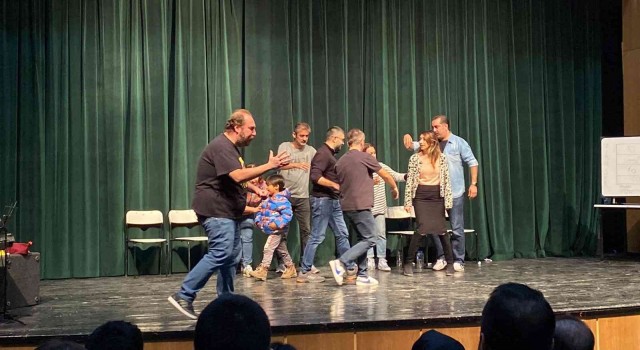 Osmaniyede Mahşer-i Cümbüş komedi tiyatro oyunu sahnelendi