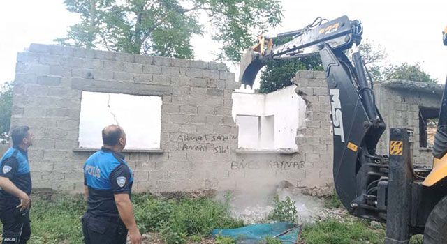 Osmaniye'de Metruk binaların yıkım işlemi devam ediyor