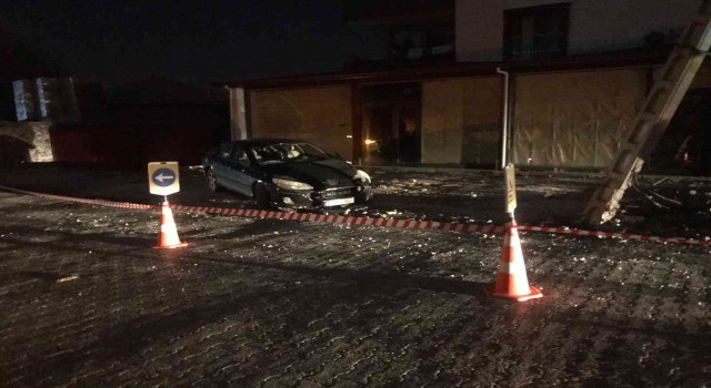 Osmaniyede otomobil önce elektrik direğine, ardından iş yerine çarptı: 2 yaralı