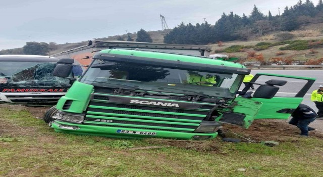 Otobana sığamayan kamyonla tır yoldan çıktı