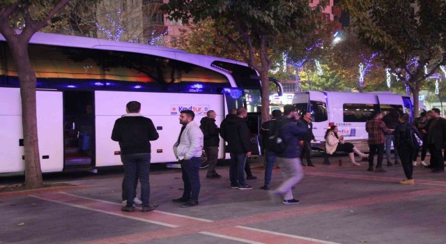 Otobüs dolusu insan telefon almak için rotayı Gürcistana çevirdi