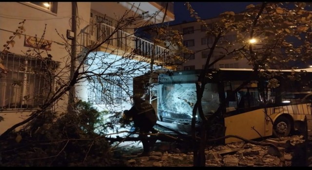 Otobüs ile hafif ticari araç çarpıştı: 1i ağır 8 yaralı