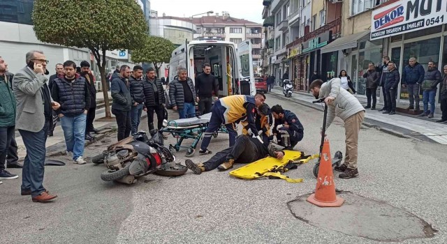 Otomobil ile çarpışan motosikletin sürücüsü yola savruldu