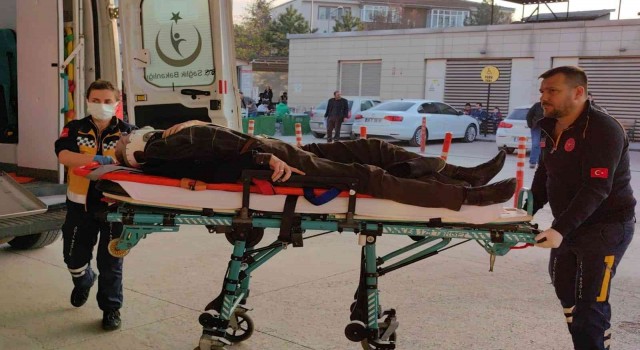 Otomobil ile elektrikli bisiklet çarpıştı: 2si çocuk 5 yaralı