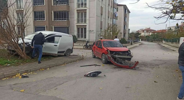 Otomobil ile hafif ticari araç çarpıştı: 1 yaralı