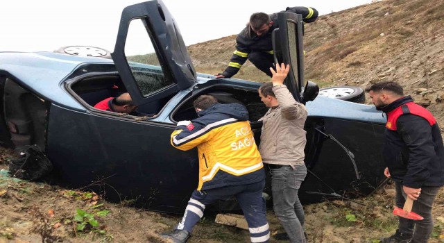 Otomobil uçuruma yuvarlandı, sürücüsü yaralı kurtuldu