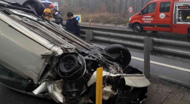 Otomobil yoldan çıktı, refüjde ters döndü: 3 yaralı