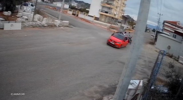 Otomobile çarpan motosikletteki 2 kişi metrelerce savruldu