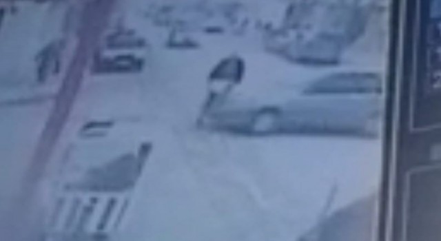 Otomobilin bisiklete çarptığı anlar kamerada