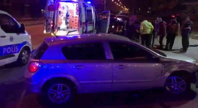 Otomobilin çarptığı motosiklet sürücüsü yaralandı