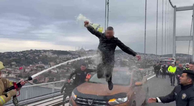 Otomobilin üzerine çıkıp benzin döken şahsa itfaiyeciden ‘su sıkma müdahalesi