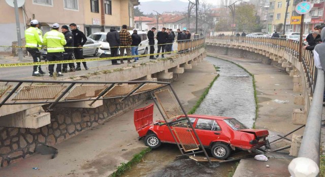 Otomobille dereye uçan sürücü burnu bile kanamadan kurtuldu