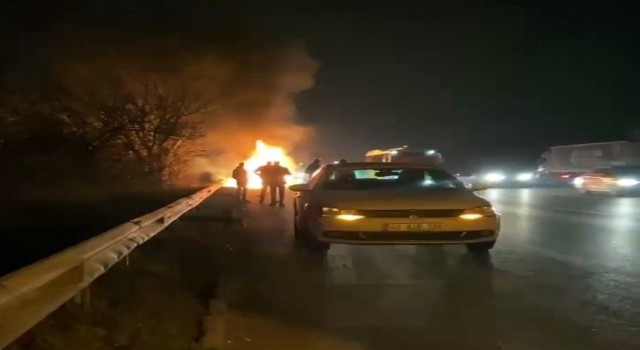 Otoyolda alevlere teslim oldu, içindeki koyun ve keçiler son anda kurtarıldı
