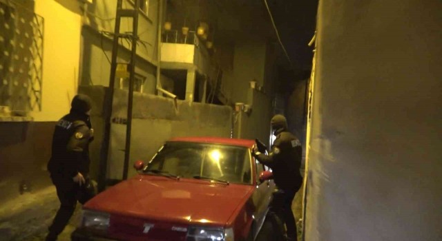 Babasının otomobiliyle kaçarken kaza yaptı, ehliyetsiz yakalandı
