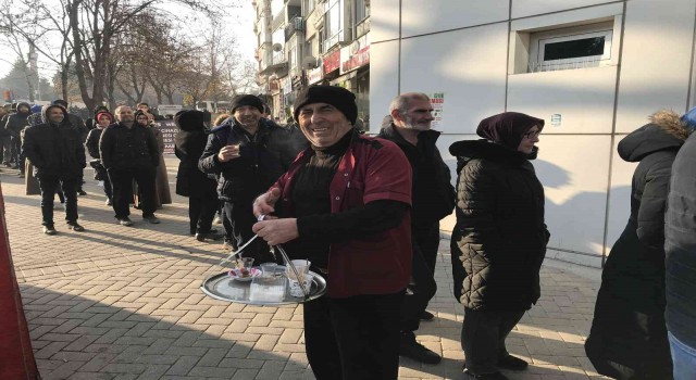 (ÖZEL) Eskişehirdeki EYT kuyruğunda ilginç bir çaycı