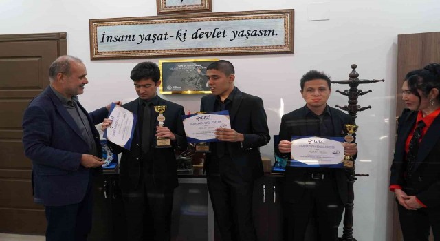 Özel sporcular kupaları ile Uzundemiri ziyaret etti