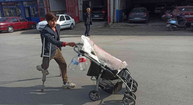(ÖZEL) Tek ayak üzerinde çalışarak aile bütçesine destek oluyor