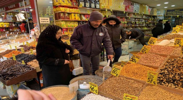 (ÖZEL) Yılbaşı öncesi tezgâhları süsleyen kuruyemişler cep yakıyor