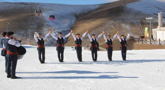 Palandökende turistler hem kaydı hem de bar ekibinin gösterilerini izledi