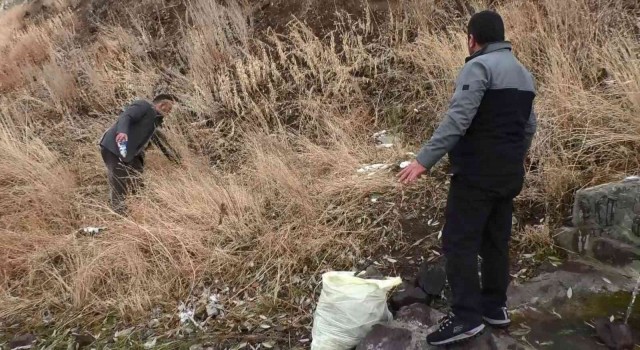 Palandökenden hem doğal kaynak suyu alıyor hem de çevre temizliği yapıyorlar