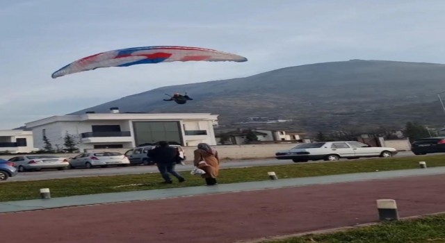 Paraşütçü inişe geçtiği sırada 20 metre yükseklikten böyle düştü