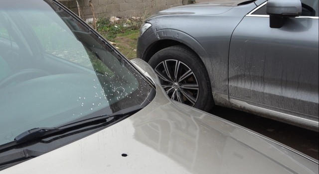 Park halindeki araçlar güpegündüz kurşunladı