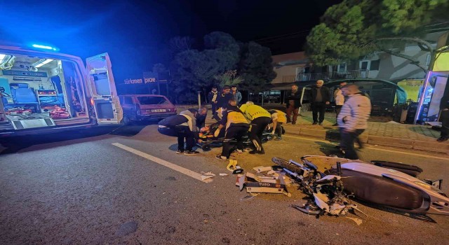 Park halindeki otomobile arkadan çarpan motosikletin kasksız sürücüsü yaralandı