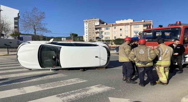 Pendikte çarpışan otomobillerden biri yan yattı: 1 yaralı