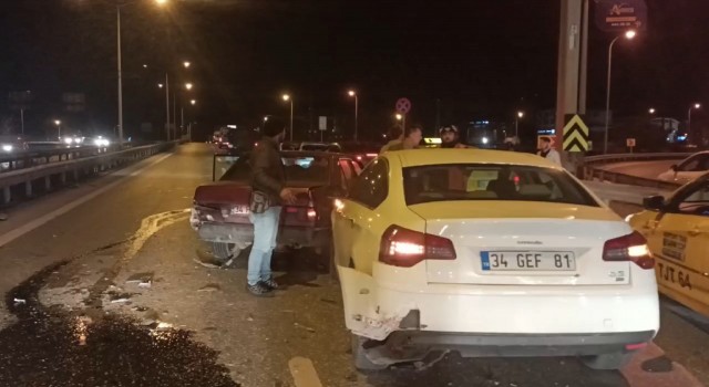 Pendikte meydana gelen zincirleme trafik kazası trafiği felç etti