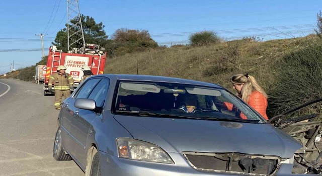 Pendikte otomobil ile kamyonet çarpıştı: 1 yaralı