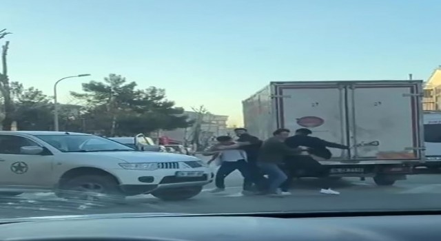 Pendikte yol verme kavgası caddeyi ringe çevirdi