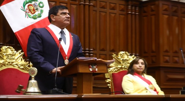 Peruda Pedro Castillonun görevden alınması sonrası ülkenin yeni başkanı Dina Boluarte yemin ederek göreve başladı