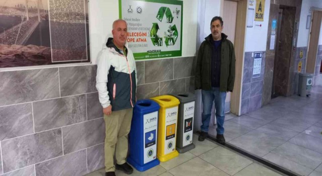 Plastik, kağıt ve metal atık kutuları okullardaki yerini aldı