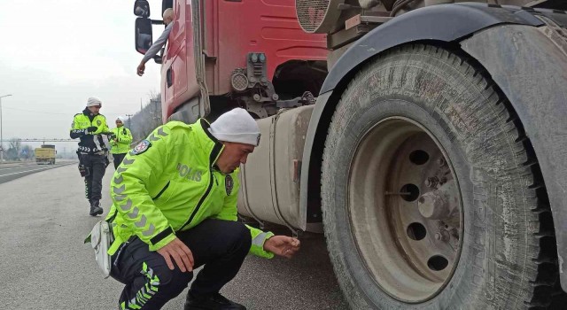 Polis ekiplerinden Bolu Dağında kış lastiği uygulaması