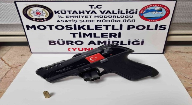 Polis, kaçan 3 kişinin yere attıkları ruhsatsız tabanca ele geçirdi
