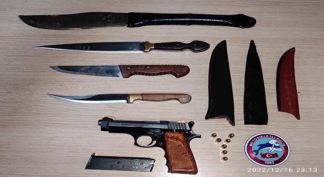 Polis ruhsatsız tabanca ve bıçak ele geçirdi
