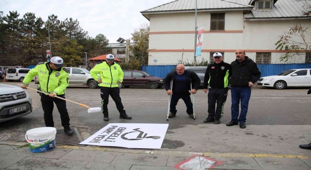 Polis ve engelliler birlikte, engelli park yerlerini çizdi