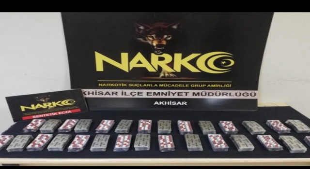 Polisi görünce uyuşturucu dolu poşeti arabanın camından attı