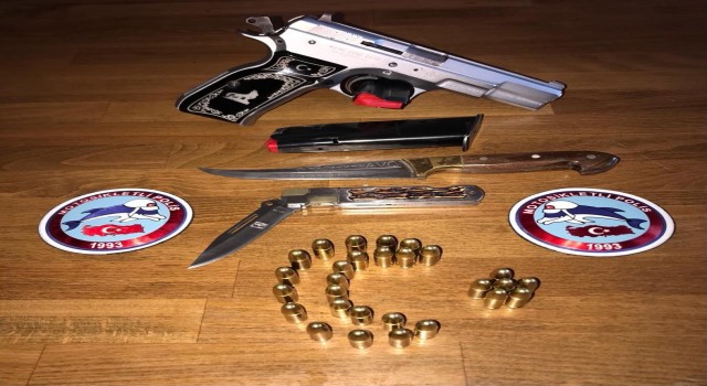 Polisin dur ihtarına uymayarak kaçtılar, yakalanınca üzerlerinden silah ve bıçak çıktı