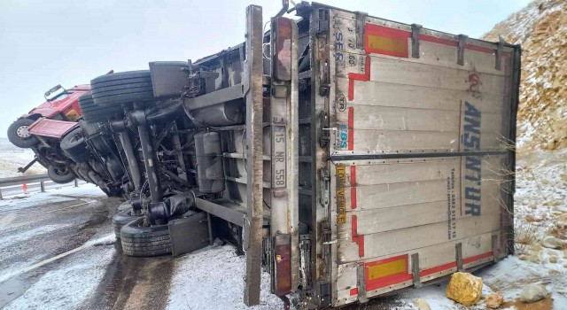 Polisin örttüğü battaniye kazazedeyi, çekilen görüntüler ise izleyenlerin içini ısıttı