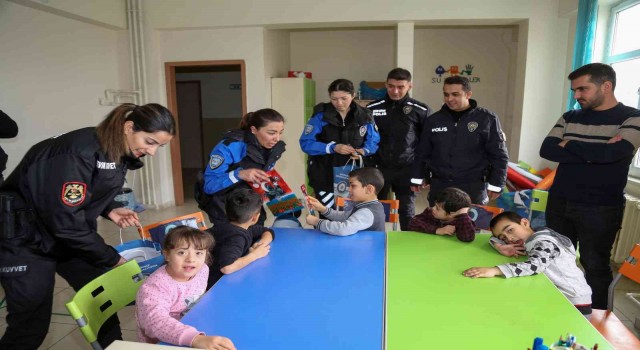 Polisler, özel öğrencilerin gönlüne dokundu