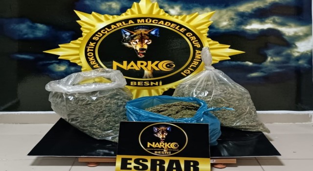 Polisten kaçan şüpheli araçtan 5 kilogram esrar çıktı