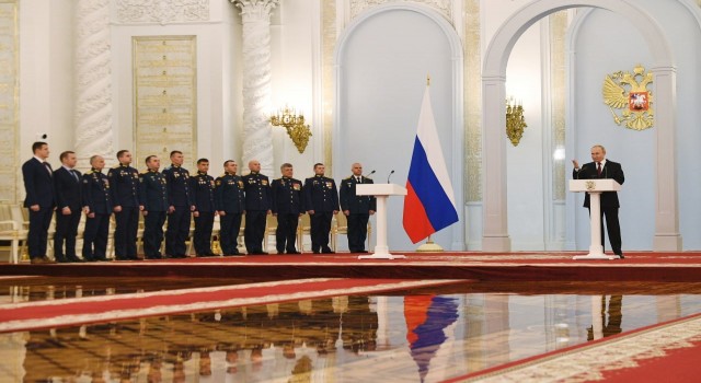 Putin'den Ukrayna'da görev yapan askerlere Altın Yıldız madalyası