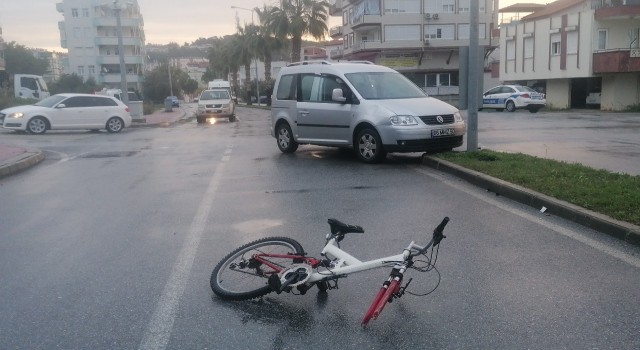 Rampadan inen bisikletli genç hafif ticari araca çarptı: 1 yaralı