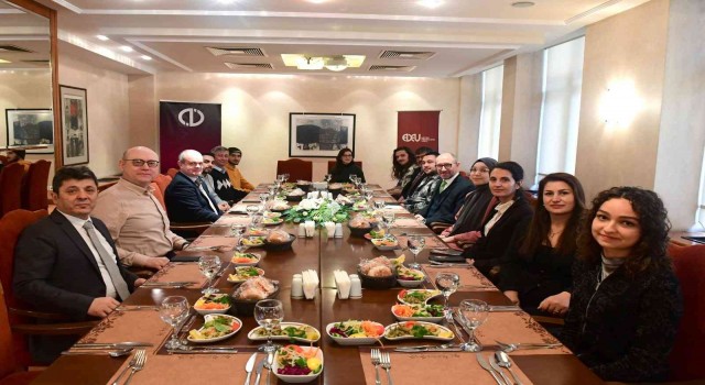 Rektör Erdal derece ile Anadolu Üniversitesine yerleşen öğrencilerle bir araya geldi