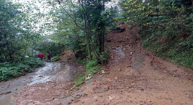 Rizede heyelan nedeniyle kapanan 2 köy yolu için çalışmalar sürüyor