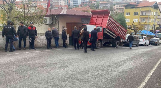 Ruhsatsız işyerinin ekiplerce yıkımına başlandı