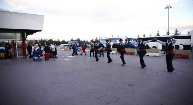 Rus turistler Erzurumda davul zurna ile karşılandı