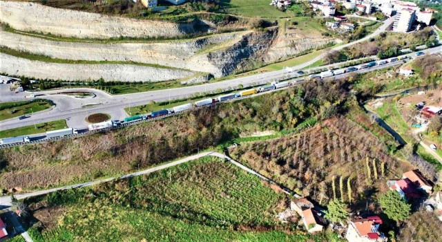 Rusya ile gemi trafiği yavaşladı, tırlar Samsunda yığıldı